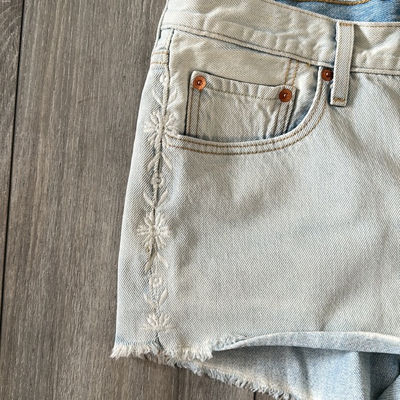 LEVI’S SHORTS - Picture 3 of 3